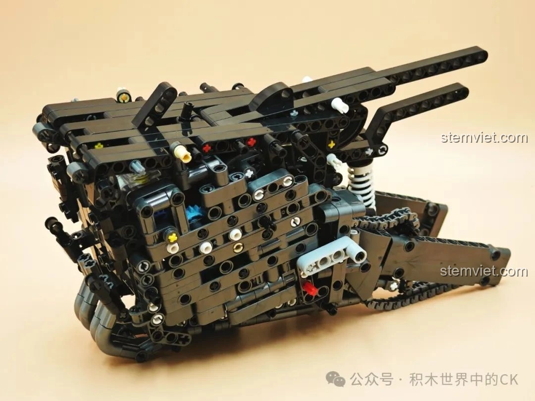 Khung xe của mô hình JIESTAR 58053 Mô tô Kawasaki Ninja 1000SX đang dần hoàn thiện, lộ rõ cấu trúc kỹ thuật.