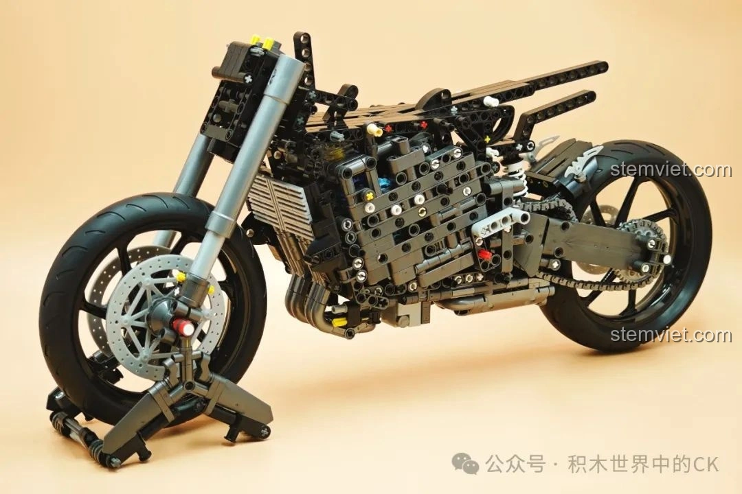 Mô hình JIESTAR 58053 Mô tô Kawasaki Ninja 1000SX với bánh xe và phuộc trước đã được lắp, bắt đầu có hình dáng.