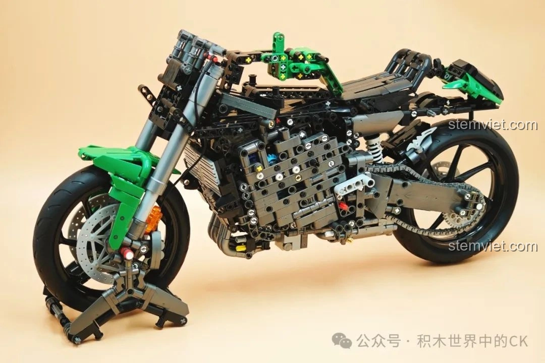 Các chi tiết nhỏ được thêm vào khung xe JIESTAR 58053 Mô tô Kawasaki Ninja 1000SX, chuẩn bị cho lớp vỏ ngoài.