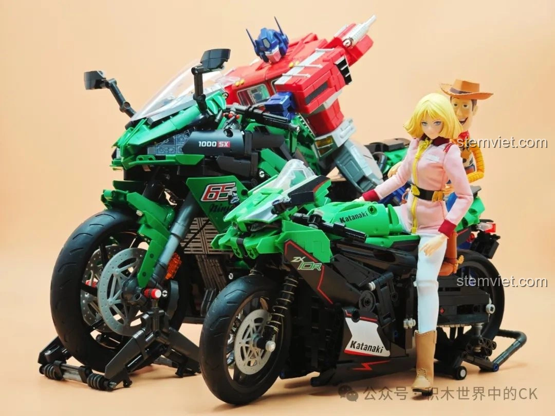 Mô hình JIESTAR 58053 Mô tô Kawasaki Ninja 1000SX cùng các nhân vật đồ chơi, thể hiện kích thước thực tế.