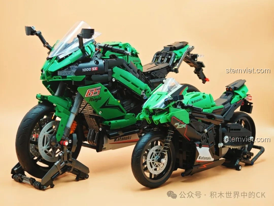 So sánh mô hình JIESTAR 58053 Mô tô Kawasaki Ninja 1000SX với một mô hình xe máy lắp ráp nhỏ hơn.
