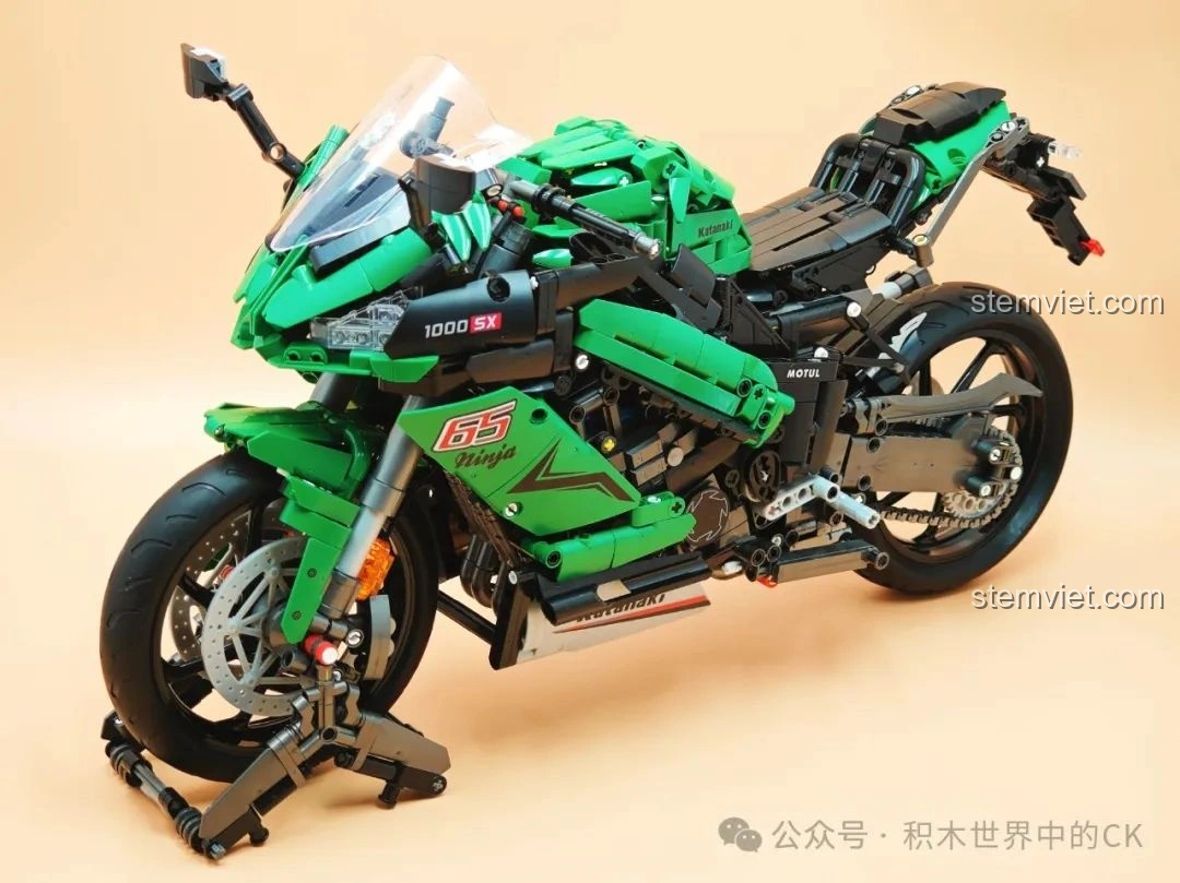 Mô hình đồ chơi lắp ráp JIESTAR 58053 Mô tô Kawasaki Ninja 1000SX tỉ lệ 1:5 đã hoàn thành, góc nhìn phía trước.