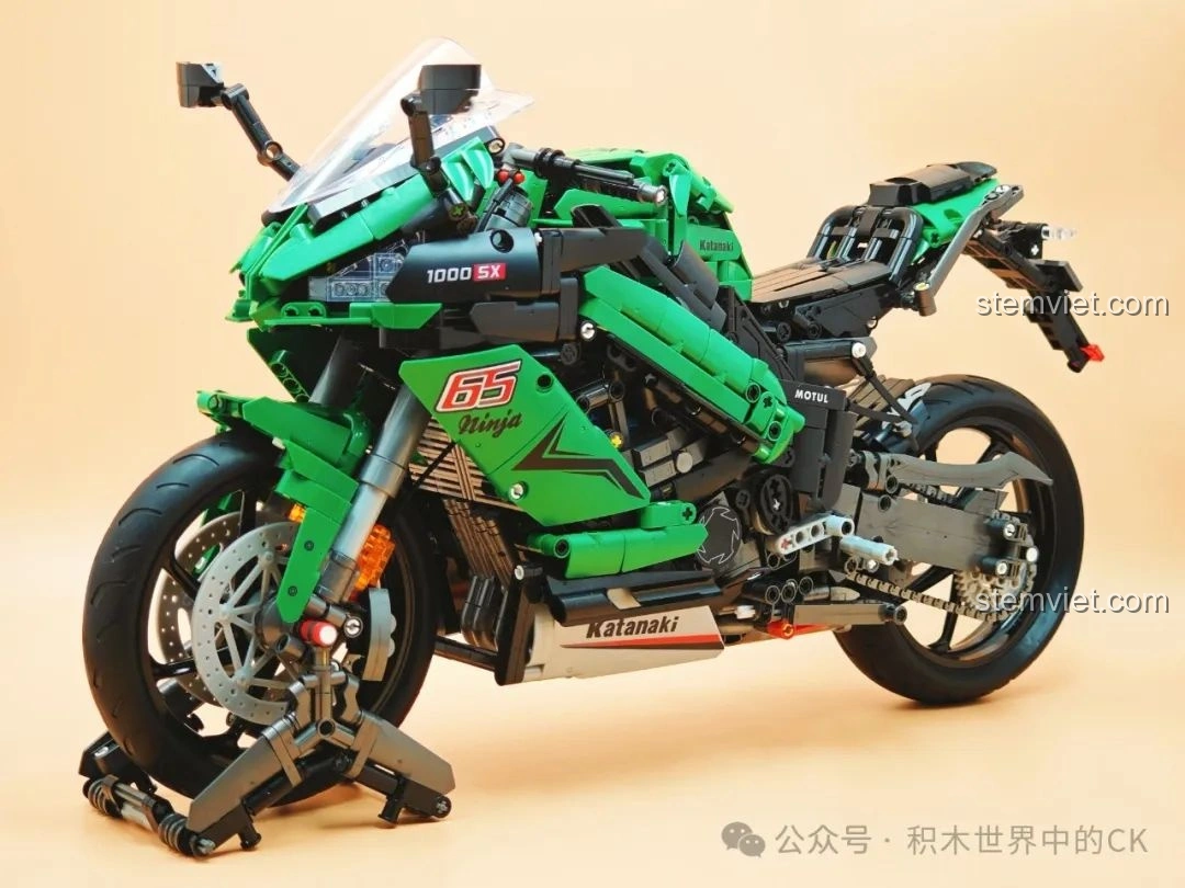 Góc nhìn khác của mô hình JIESTAR 58053 Mô tô Kawasaki Ninja 1000SX đã hoàn thành, thể hiện sự cân đối.