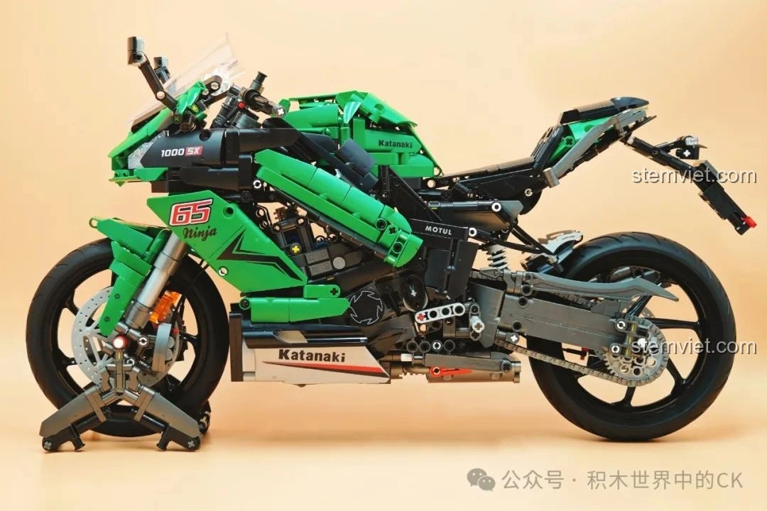 Mô hình JIESTAR 58053 Mô tô Kawasaki Ninja 1000SX nhìn từ bên hông, phô diễn chiều dài và các chi tiết.