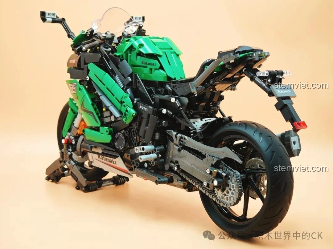 Mô hình JIESTAR 58053 Mô tô Kawasaki Ninja 1000SX nhìn từ phía sau, nổi bật cụm đèn hậu và ống xả.