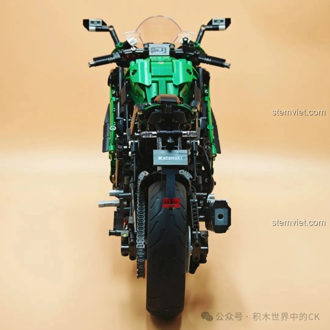 Mô hình JIESTAR 58053 Mô tô Kawasaki Ninja 1000SX nhìn thẳng từ phía sau, thể hiện độ rộng của bánh xe.