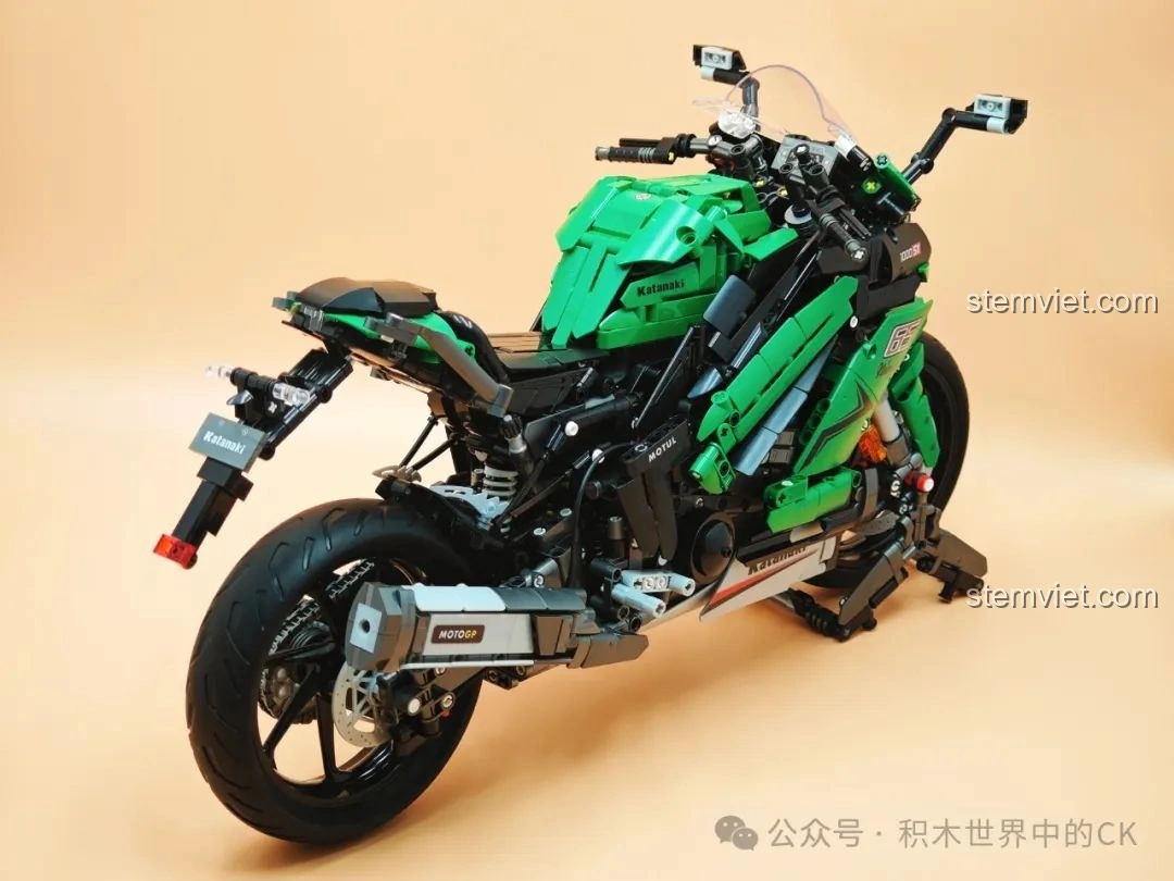 Mô hình JIESTAR 58053 Mô tô Kawasaki Ninja 1000SX nhìn từ góc 3/4 phía sau, thể hiện vẻ đẹp thể thao.