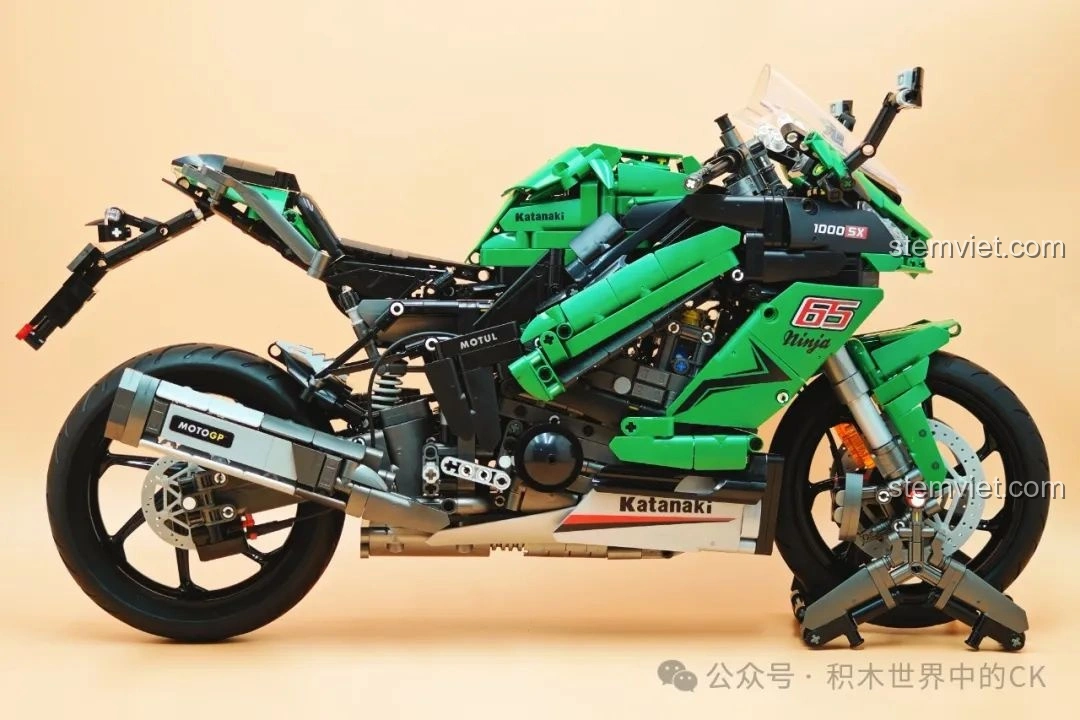 Mô hình JIESTAR 58053 Mô tô Kawasaki Ninja 1000SX nhìn từ bên hông với góc thấp, nhấn mạnh chi tiết động cơ.