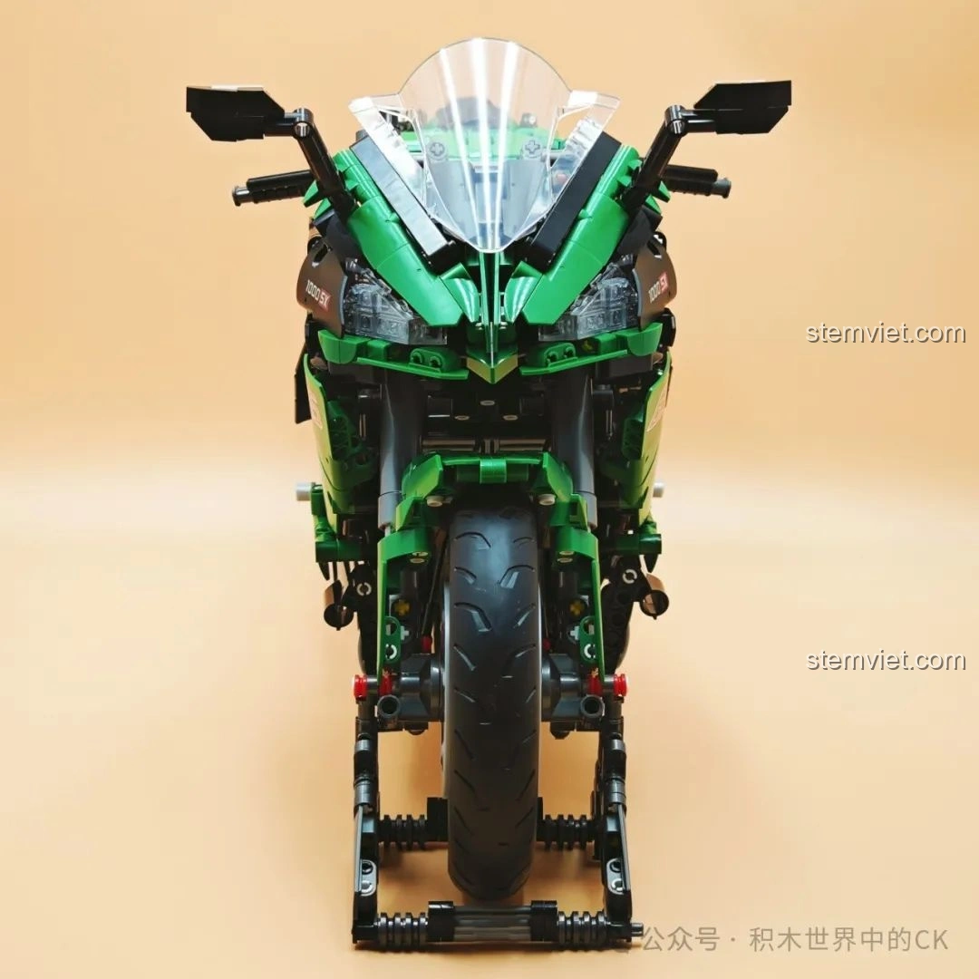 Mô hình JIESTAR 58053 Mô tô Kawasaki Ninja 1000SX nhìn thẳng từ phía trước, thể hiện sự cân đối.