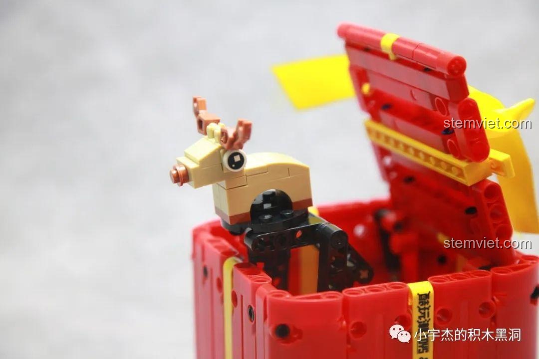 Toàn bộ 6 mẫu lắp được và minifigure Ông già Noel của bộ lắp ráp Hộp Quà Giáng Sinh QJ5243, tạo nên bộ sưu tập mini đáng yêu.