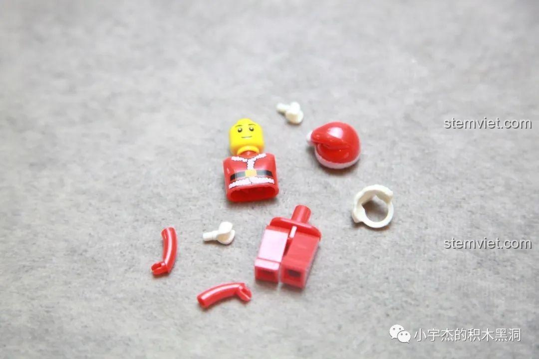 Cận cảnh bên trong hộp quà của bộ lắp ráp Hộp Quà Giáng Sinh QJ5243, cho thấy không gian chứa các món quà mini.