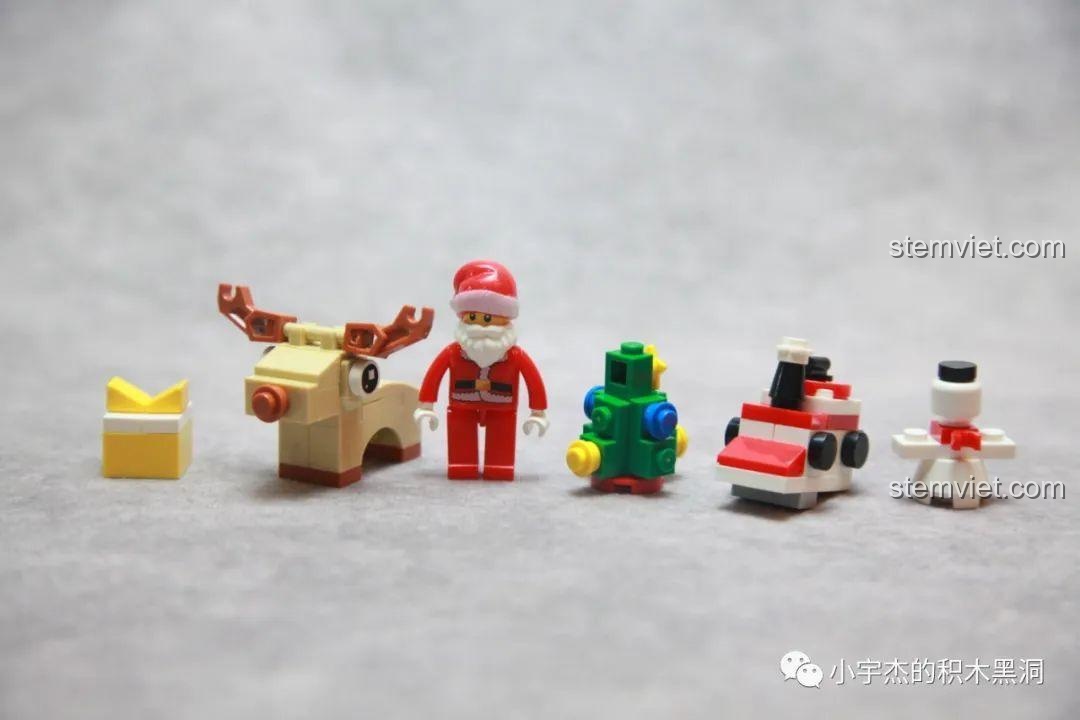 Các chi tiết rời của minifigure Ông già Noel trong bộ lắp ráp Hộp Quà Giáng Sinh QJ5243, sẵn sàng để lắp ráp.
