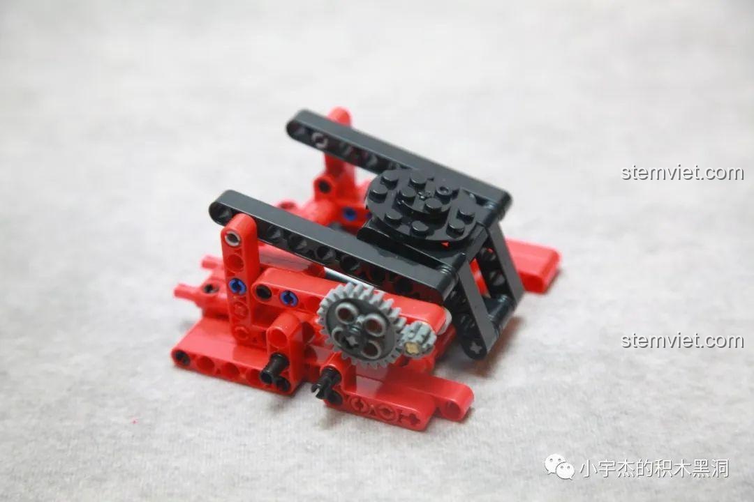 Cơ chế弹射 (ejection) của bộ lắp ráp Hộp Quà Giáng Sinh QJ5243 đang ở trạng thái chờ kích hoạt, sẵn sàng tạo bất ngờ.