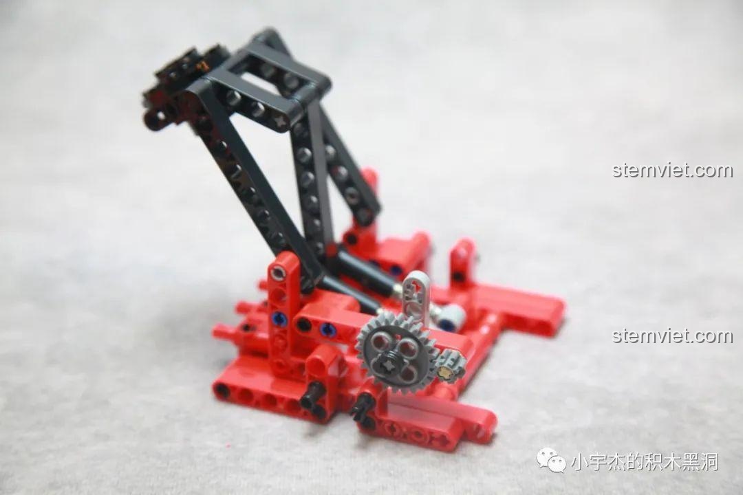 Quá trình lắp ráp cơ chế bên trong hộp bộ lắp ráp Hộp quà bất ngờ Giáng Sinh QJ 5243, cho thấy sự phức tạp của cấu trúc.