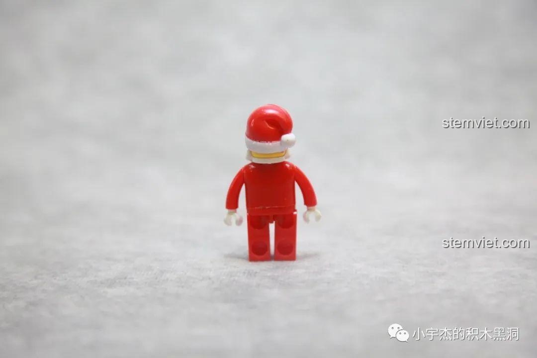 Hộp quà Giáng Sinh JING QJ5243 đã đóng lại hoàn chỉnh, với chiếc nơ vàng trang trí đẹp mắt.