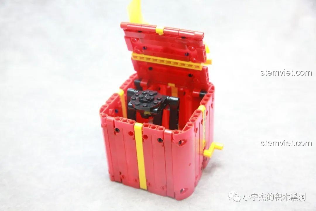 Hộp quà Giáng Sinh JING QJ5243 đang dần hoàn thiện, với cơ chế mở hộp bên trong đã được lắp ráp.