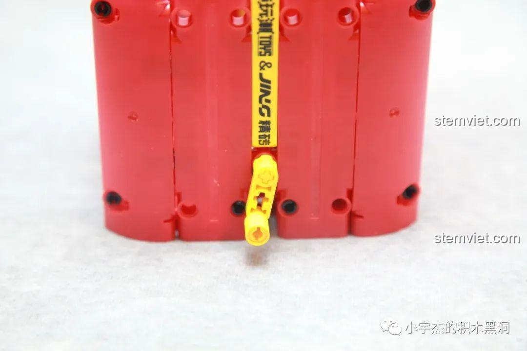 Hộp quà Giáng Sinh JING QJ5243 với nắp đang mở, hé lộ không gian bên trong và cơ chế hoạt động.