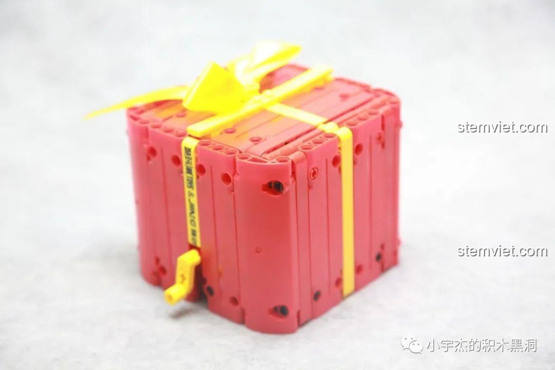 Hộp quà Giáng Sinh JING QJ5243 đã mở hoàn toàn, cho thấy toàn bộ không gian bên trong và cơ chế.