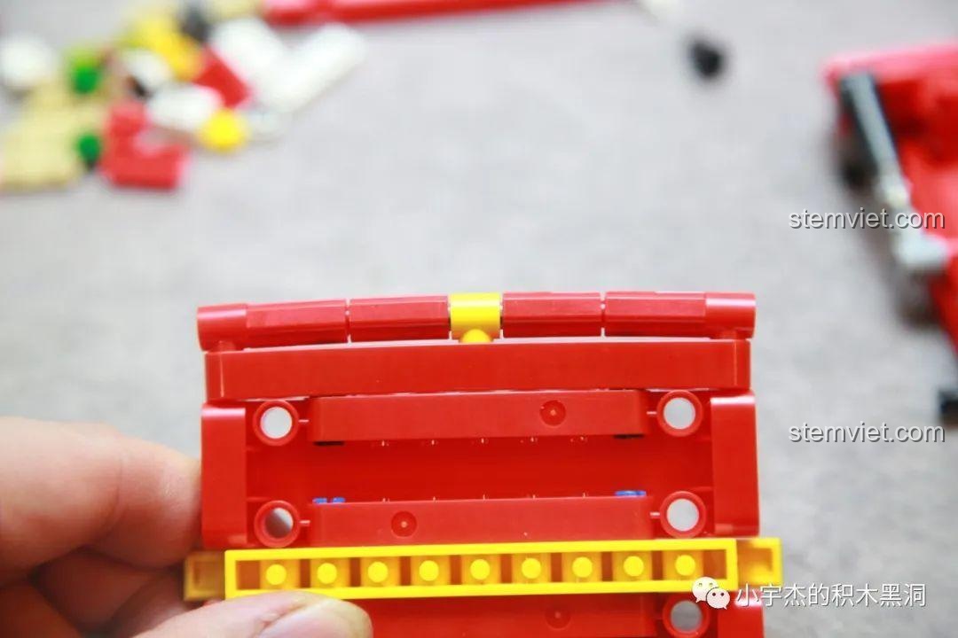 So sánh mảnh ghép bị lỗi và mảnh đã được JING khắc phục, cho thấy sự cải thiện về chất lượng của bộ lắp ráp Hộp Quà Giáng Sinh QJ5243.