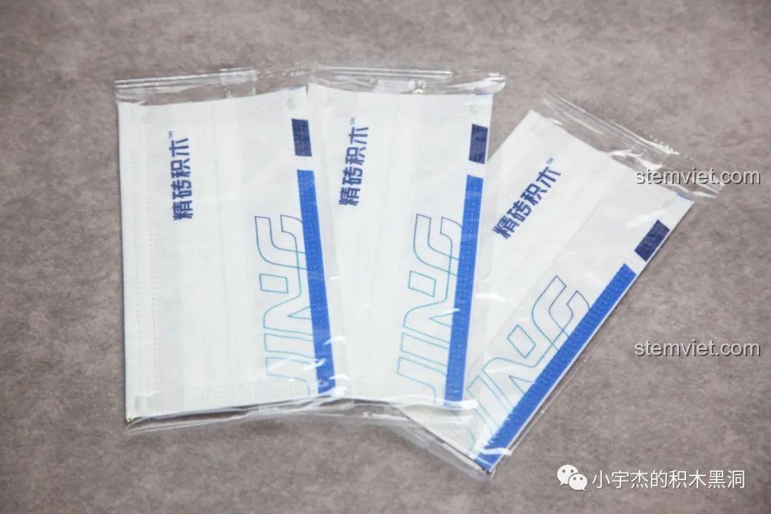 Ba chiếc khẩu trang y tế được JING tặng kèm trong bộ lắp ráp Hộp Quà Giáng Sinh QJ5243, thể hiện sự chu đáo.