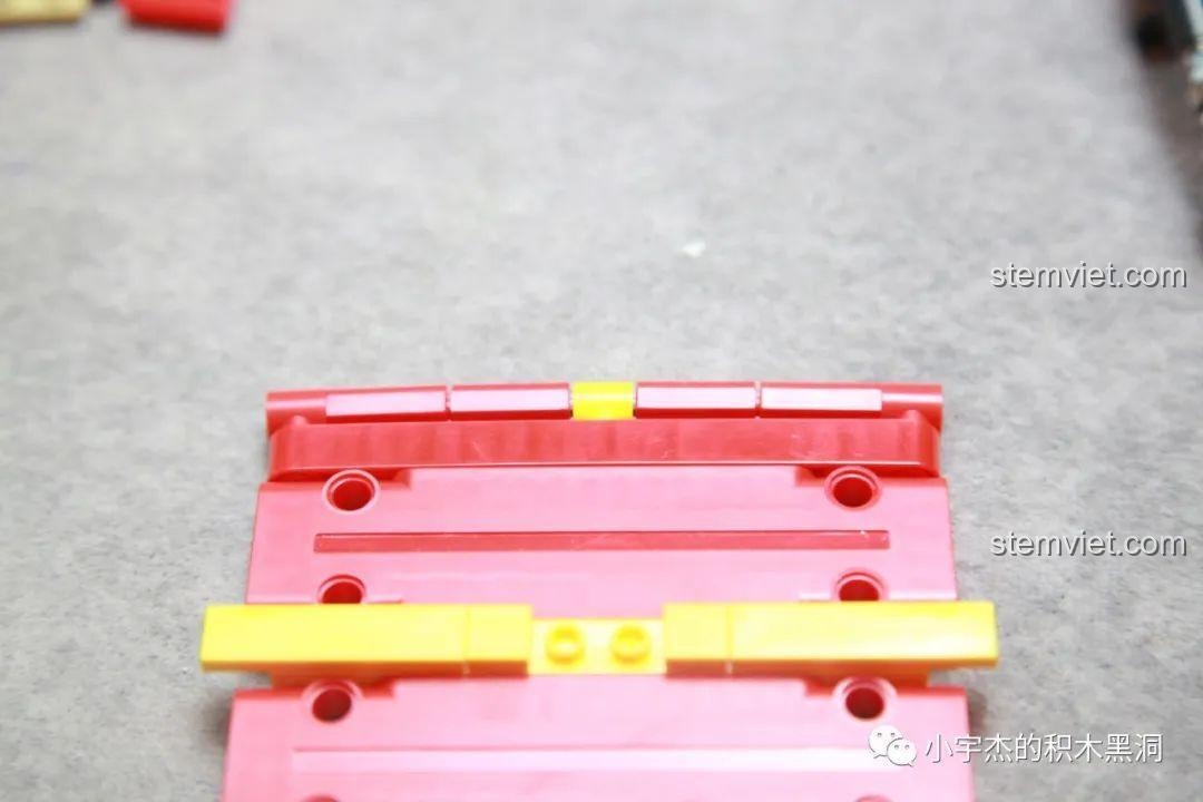 Cận cảnh mảnh ghép bị lỗi độ sâu lỗ trục trong bộ lắp ráp Hộp Quà Giáng Sinh QJ5243, ảnh hưởng đến chức năng.