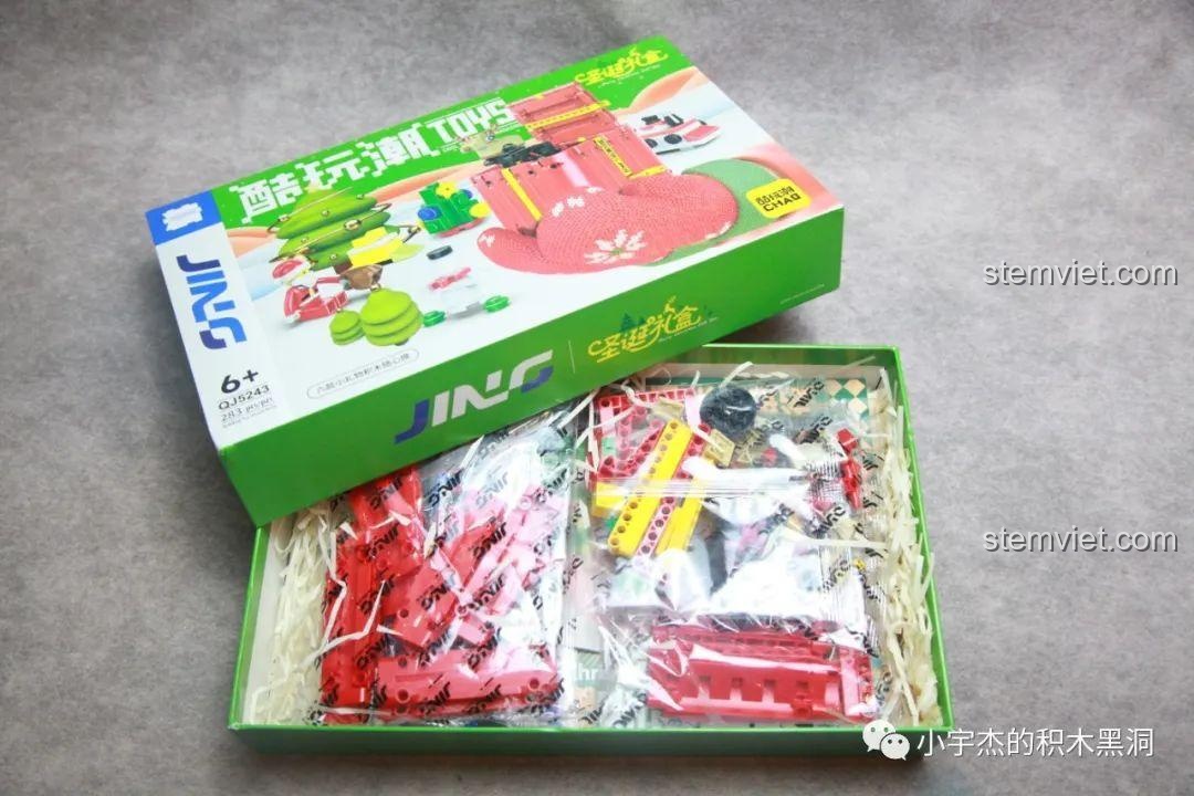 Hộp bộ xếp hình Hộp Quà Giáng Sinh QJ5243 đã mở, lộ ra các túi mảnh ghép và lớp giấy vụn lót đáy.