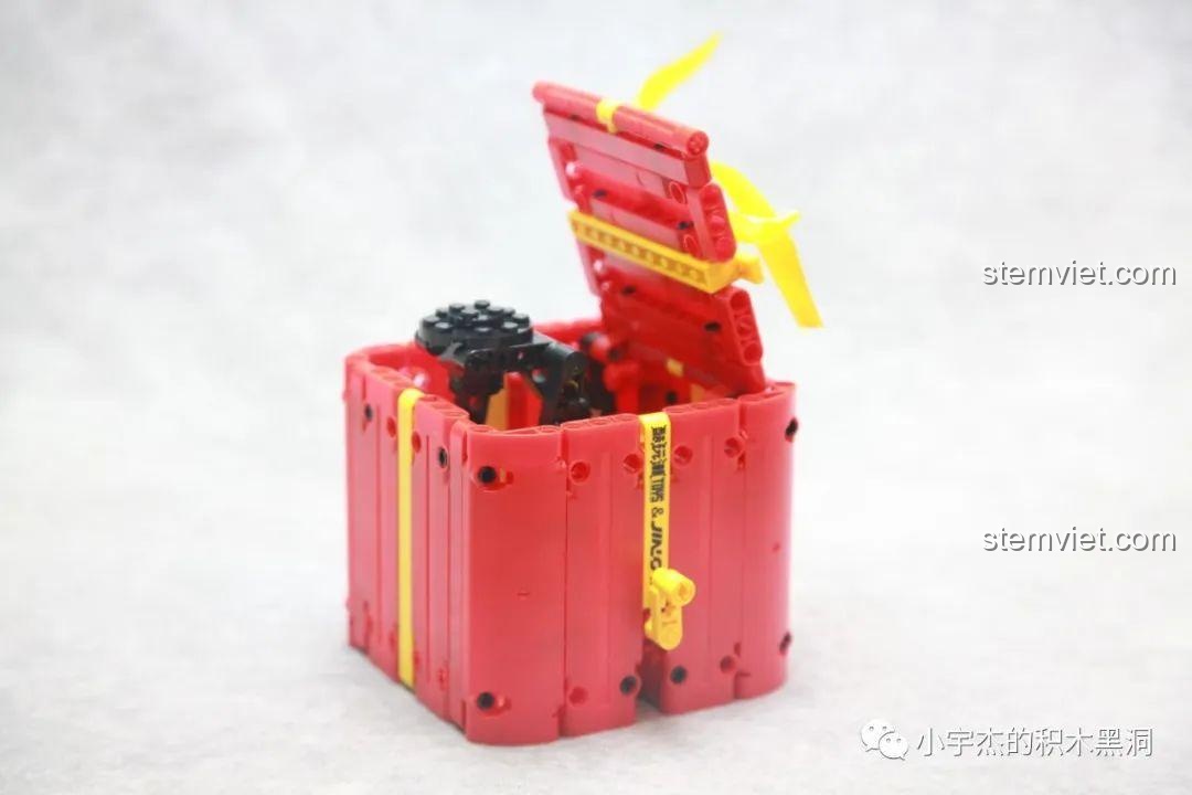 Nền tảng đặt quà Giáng Sinh bên trong hộp bộ lắp ráp Hộp Quà Giáng Sinh QJ5243, được thiết kế chắc chắn.