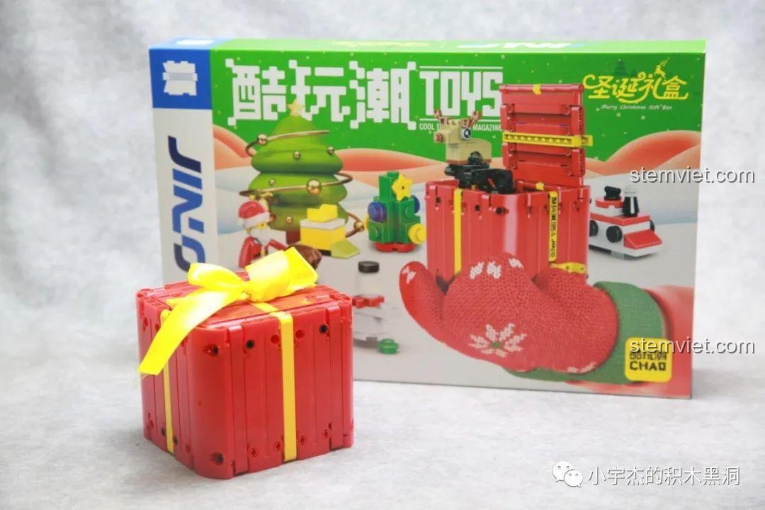 Mô hình người tuyết mini dễ thương, một trong 6 món quà bất ngờ của bộ lắp ráp Hộp Quà Giáng Sinh QJ5243.