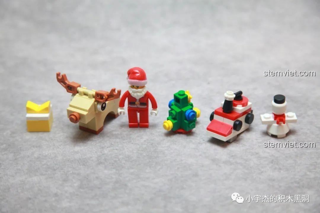 Minifigure Ông già Noel đã lắp ráp hoàn chỉnh từ bộ lắp ráp Hộp Quà Giáng Sinh QJ5243, với trang phục đỏ đặc trưng.