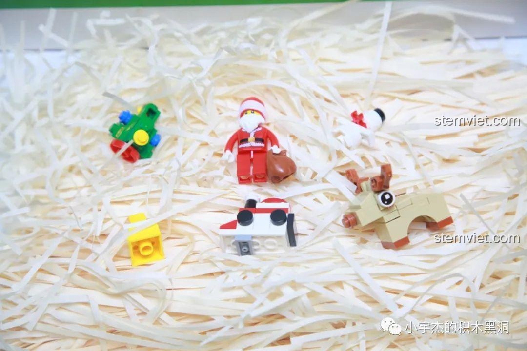 Mặt sau của minifigure Ông già Noel trong bộ lắp ráp Hộp Quà Giáng Sinh QJ5243, cho thấy chi tiết trang phục.