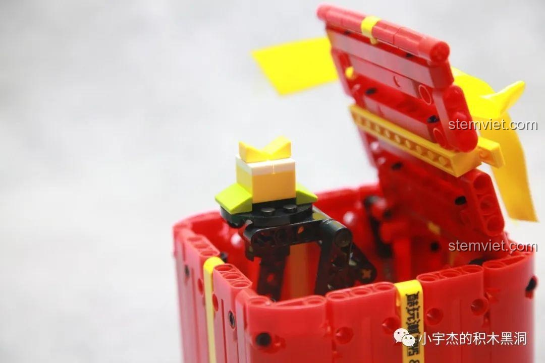 Ông già Noel mini với túi quà, một trong những món quà bất ngờ của bộ lắp ráp Hộp Quà Giáng Sinh QJ5243.