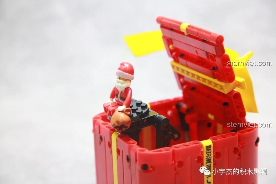 Mô hình robot mini ngộ nghĩnh, một trong 6 món quà bất ngờ của bộ lắp ráp Hộp Quà Giáng Sinh QJ5243.