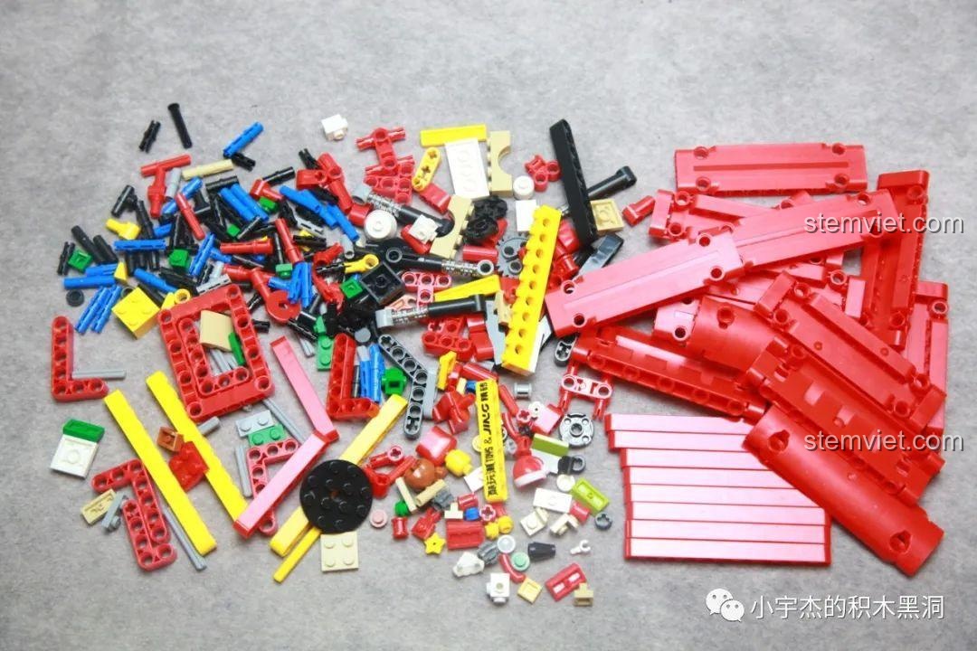 Toàn bộ 283 chi tiết của bộ lắp ráp Hộp Quà Giáng Sinh QJ5243 được đổ ra, màu sắc tươi sáng và đa dạng.