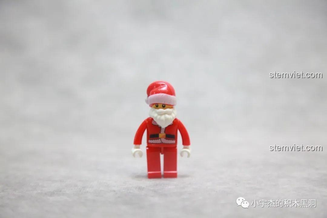 Cận cảnh tay quay điều khiển cơ chế mở hộp của bộ lắp ráp Hộp Quà Giáng Sinh QJ5243, thiết kế thông minh.