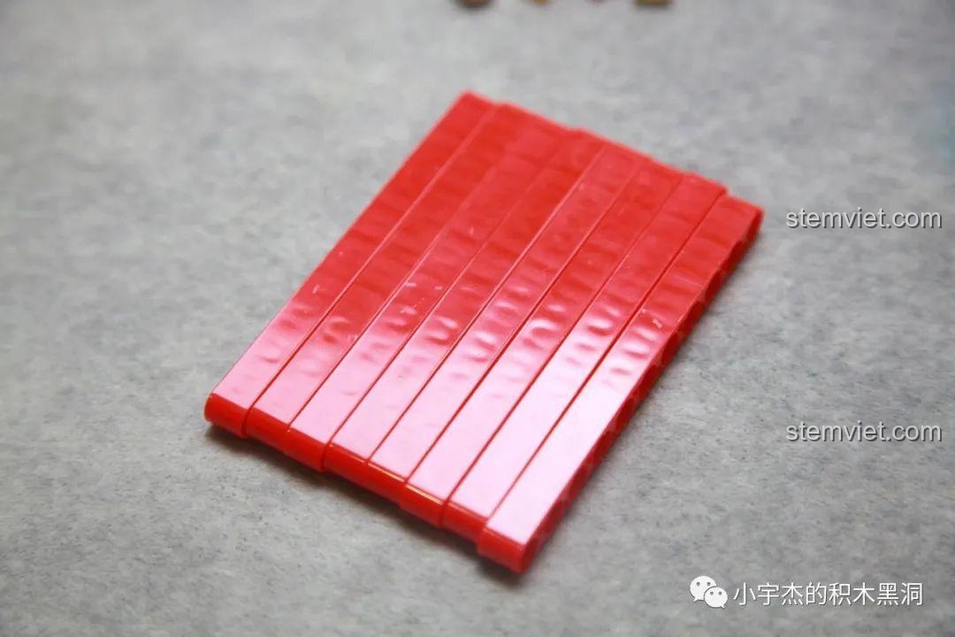 Cận cảnh các thanh dầm công nghệ màu đỏ của bộ lắp ráp Hộp Quà Giáng Sinh QJ5243, cho thấy chất lượng nhựa.