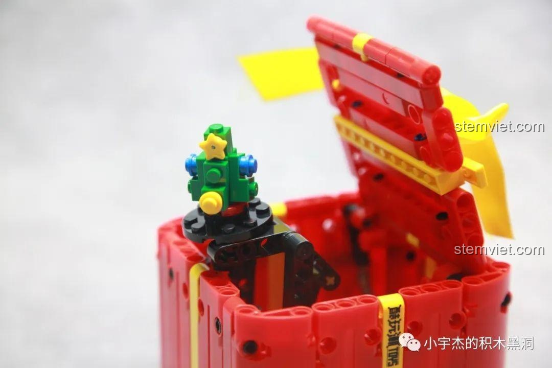 Mô hình tuần lộc mini đáng yêu, một trong 6 món quà bất ngờ của bộ lắp ráp Hộp Quà Giáng Sinh QJ5243.