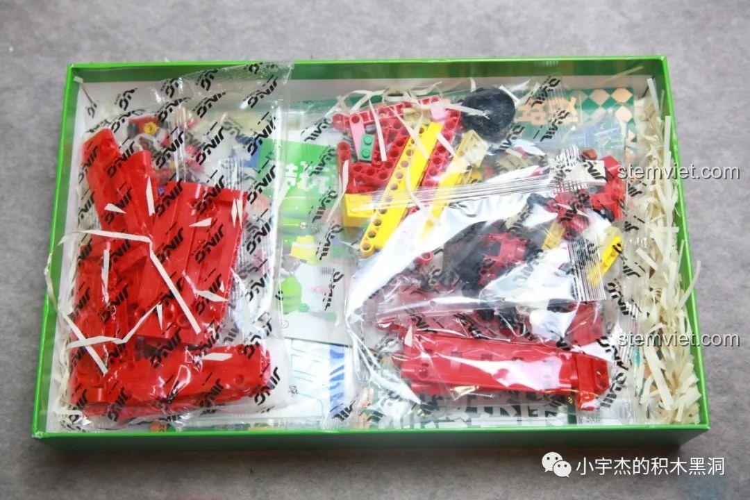 Cận cảnh các túi mảnh ghép bên trong hộp bộ lắp ráp Hộp quà lễ hội Giáng Sinh QJ5243, được đóng gói riêng biệt.