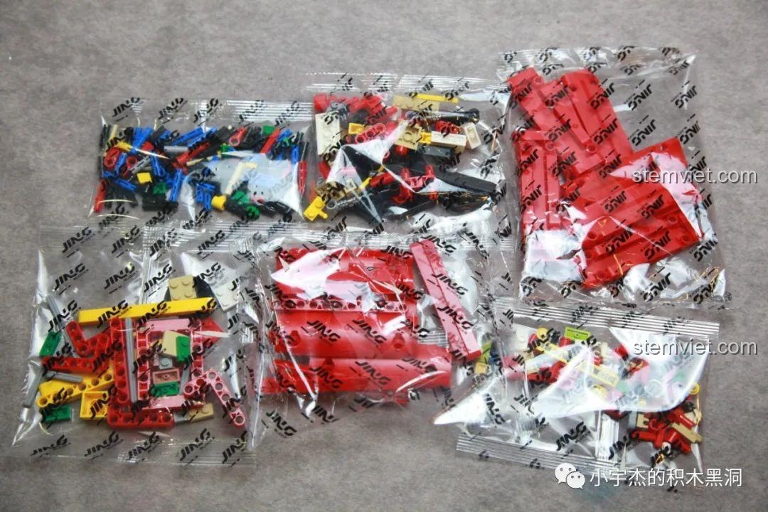 Các túi mảnh ghép của bộ đồ chơi lắp ráp JING 243, được phân loại rõ ràng giúp dễ dàng lắp ráp.