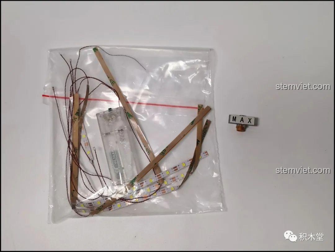 Bộ đèn LED và hộp pin đi kèm bộ Juhang 86007 Quán Cà Phê Góc Phố, sẵn sàng để thắp sáng mô hình sau khi hoàn thiện.