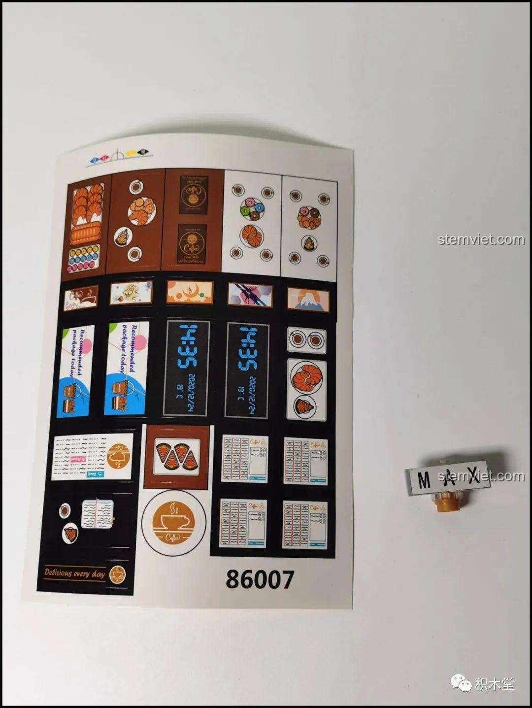 Tấm sticker với các chi tiết trang trí như menu, bảng hiệu cho bộ Juhang 86007 Quán Cà Phê Góc Phố, giúp mô hình thêm phần chân thực.
