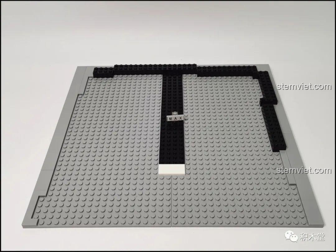 Tấm đế lắp ráp và các mảnh ghép cơ bản đang được đặt lên, đánh dấu sự khởi đầu của quá trình xây dựng Juhang 86007 Quán Cà Phê Góc Phố.