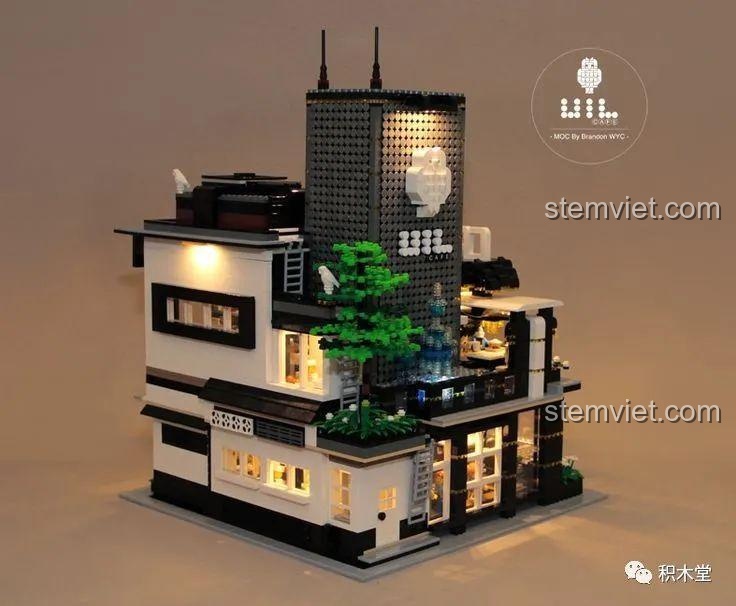 Góc nhìn nghiêng của mô hình quán cà phê Juhang 86007 đã hoàn thiện, với ánh đèn LED ấm áp chiếu sáng các chi tiết kiến trúc.