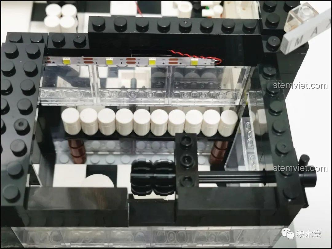 Cận cảnh dải đèn LED được lắp đặt gọn gàng bên trong mô hình Juhang 86007 Quán Cà Phê Góc Phố, đảm bảo ánh sáng đều và đẹp mắt.