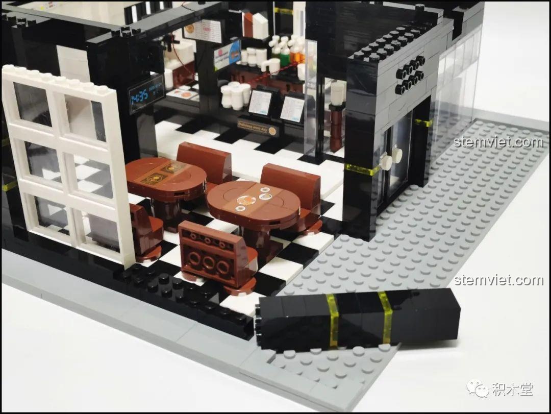 Khu vực phòng VIP và các chi tiết nội thất khác của tầng 1 trong mô hình Juhang 86007 Quán Cà Phê Góc Phố, thể hiện sự tinh xảo trong thiết kế.