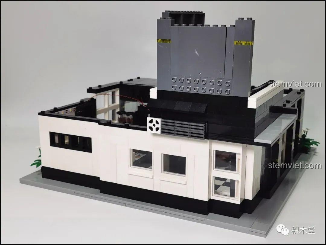 Phần tháp chính của Juhang 86007 Quán Cà Phê Góc Phố đang được xây dựng, với cấu trúc bên trong cho thấy một tính năng đặc biệt.