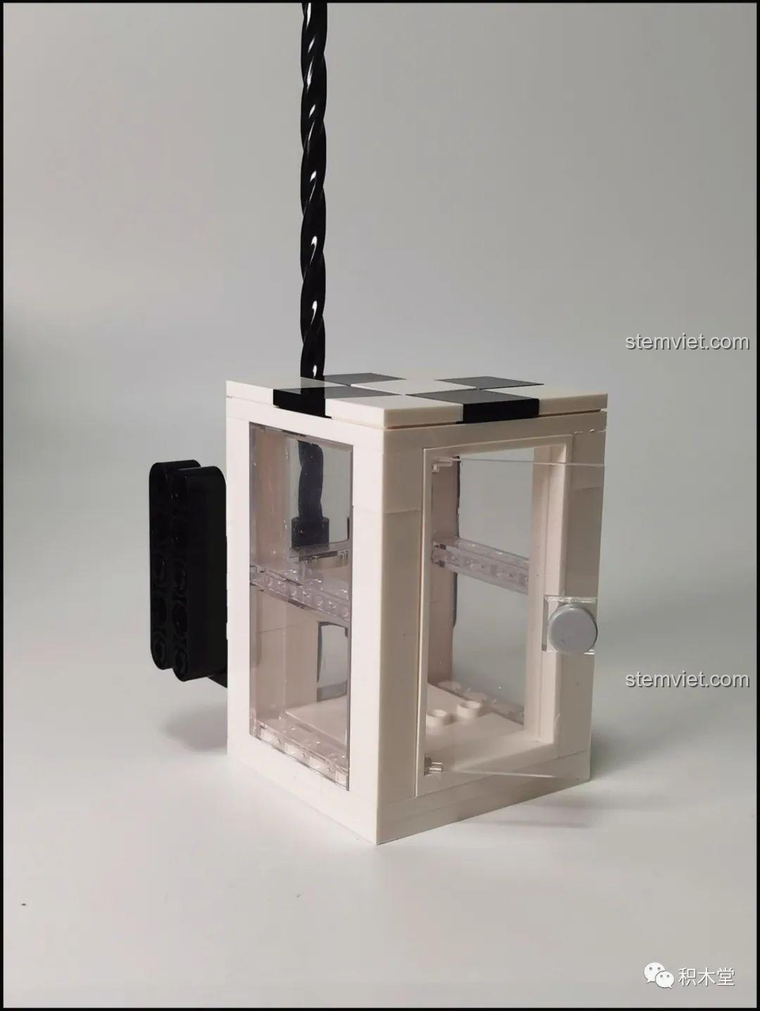 Tháp chính của Juhang 86007 Quán Cà Phê Góc Phố với buồng thang máy được lắp đặt bên trong, thể hiện tính năng độc đáo của mô hình.