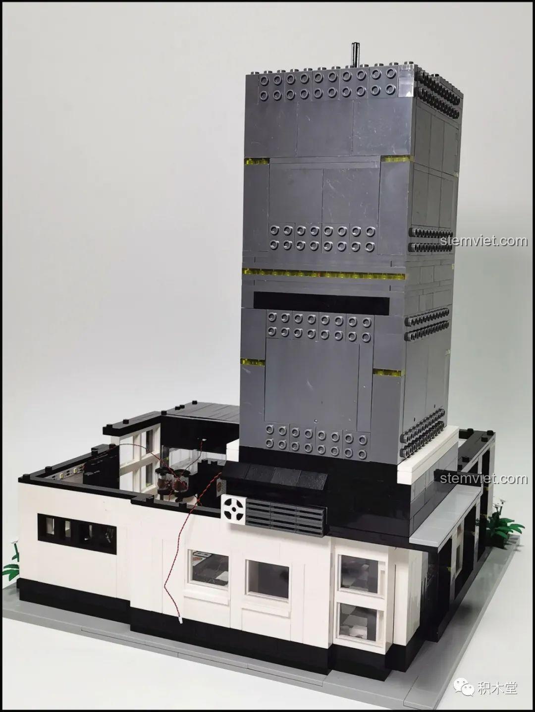 Cận cảnh hệ thống dây điện của đèn LED được luồn qua các lỗ nhỏ trong mô hình Juhang 86007 Quán Cà Phê Góc Phố, đảm bảo an toàn và gọn gàng.