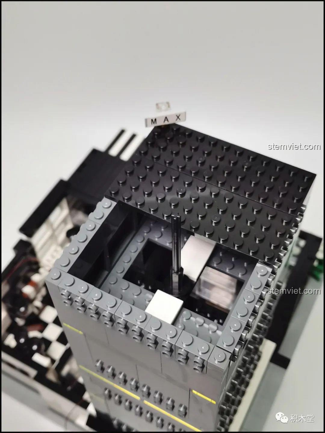 Phần tháp chính của Juhang 86007 Quán Cà Phê Góc Phố đã hoàn thiện, với cơ chế điều khiển thang máy lộ ra ở trên đỉnh.