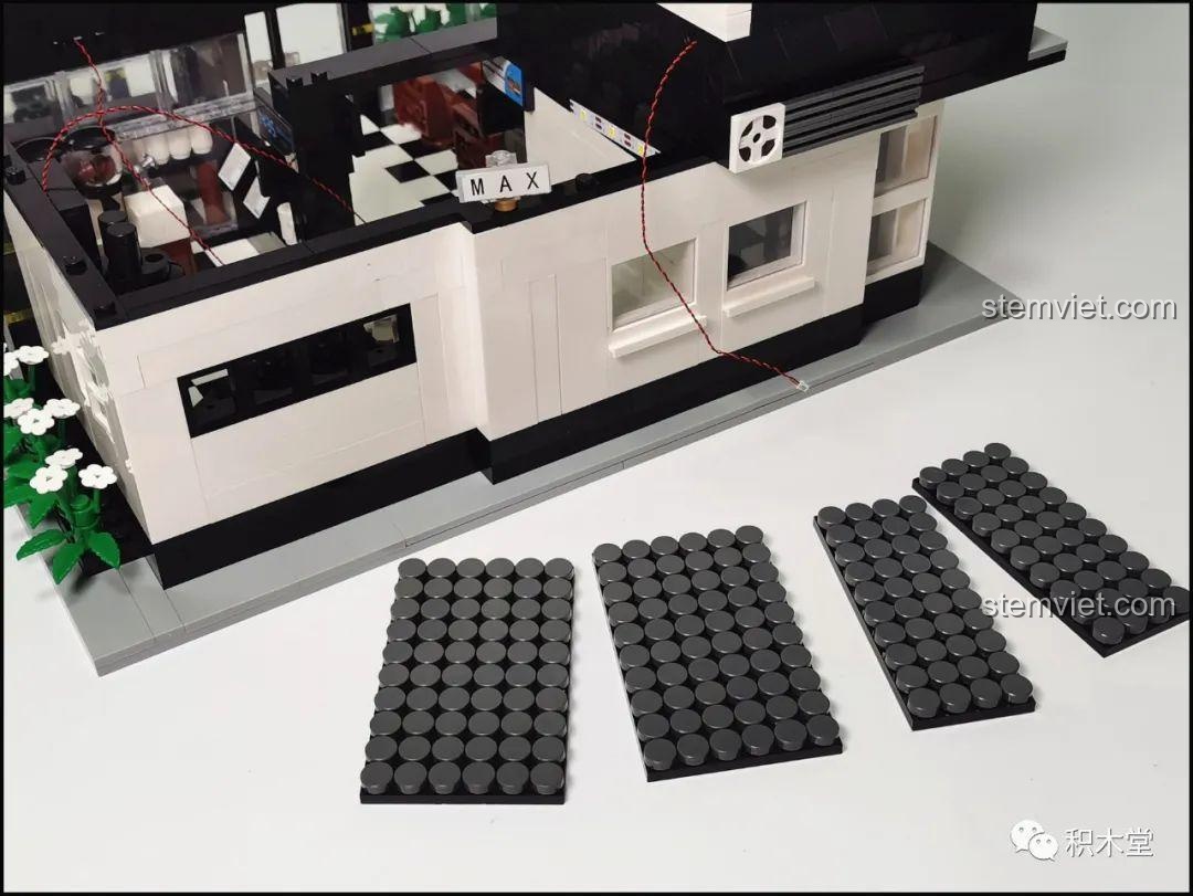 Quá trình lắp ráp bức tường ngoài của Juhang 86007 Quán Cà Phê Góc Phố với hàng trăm mảnh ghép tròn, đòi hỏi sự kiên nhẫn và tỉ mỉ.