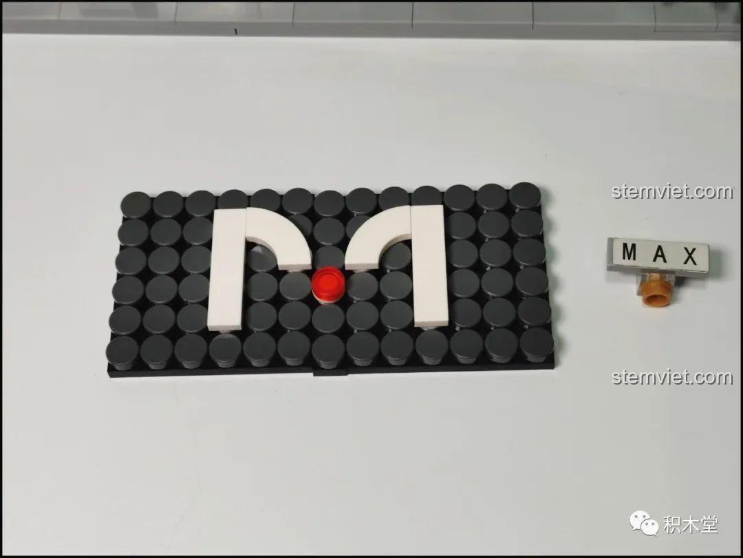 Thử nghiệm ghép chữ 'M' lên bức tường ngoài của Juhang 86007 Quán Cà Phê Góc Phố, cho thấy khả năng tùy biến và sáng tạo của bộ lắp ráp.